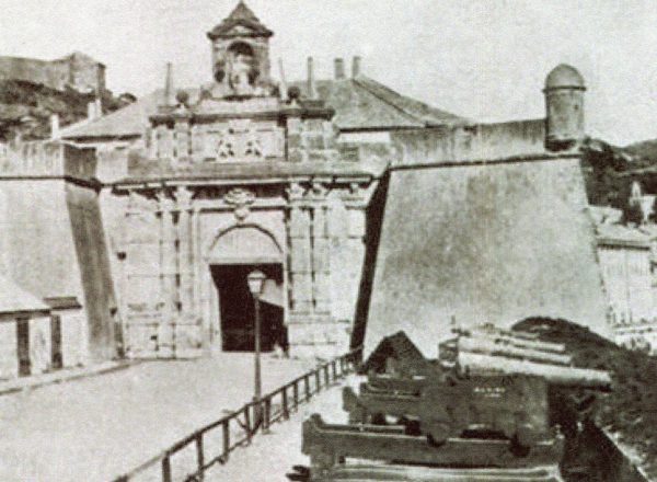 torre piloti Genova - antica Porta Siberia con Madonna