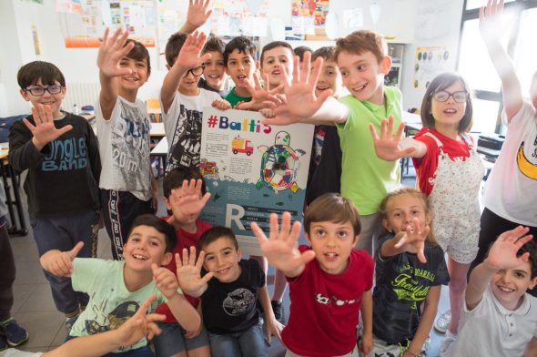 i bambini di una classe che ha aderito a #Batti5, un mare di plastica