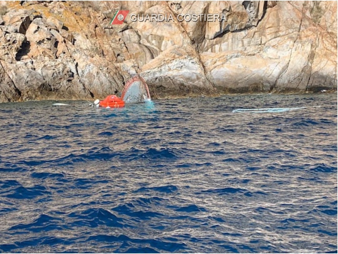 Il peschereccio semiaffondato all'isola di Montecristo
