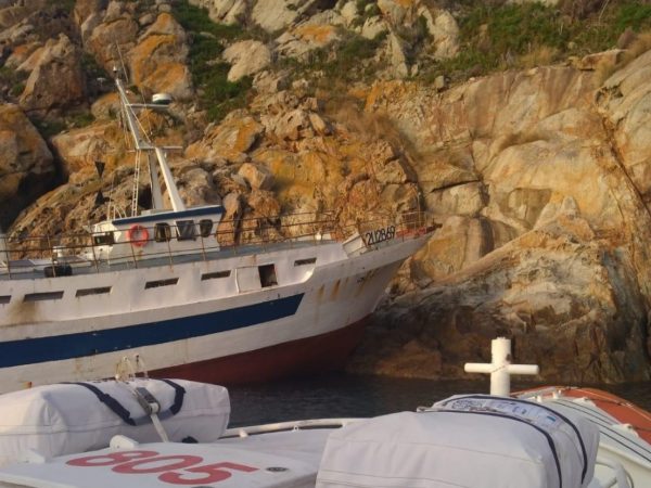 Il peschereccio semiaffondato a Montecristo
