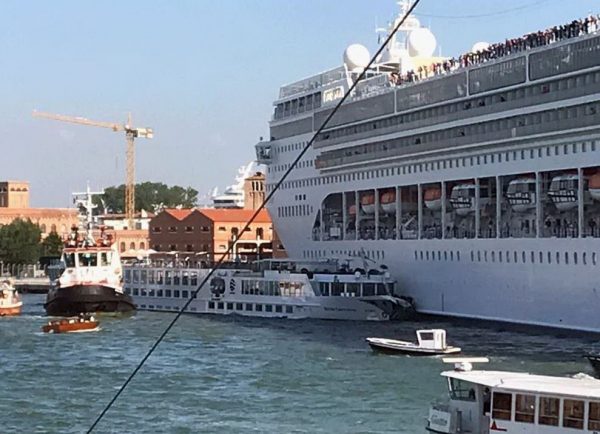 A Venezia la Msc Opera travolge un battello e si schianta sulla banchina: si riapre il dibattito sulle grandi navi in laguna
