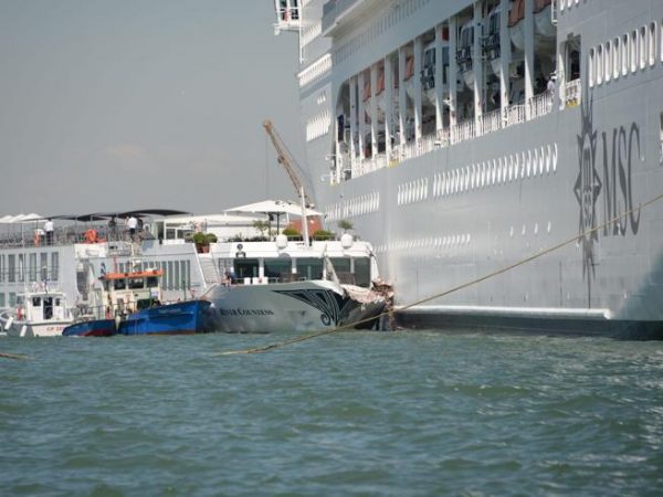 Venezia, la collisione tra Msc Opera e un battello turistico
