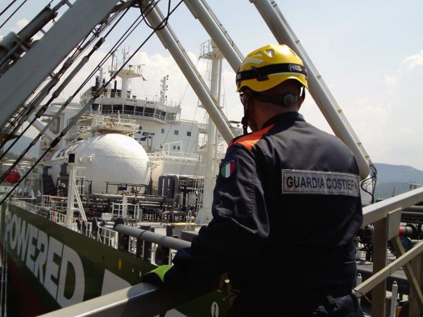Controlli della Guardia Costiera a bordo di una nave
