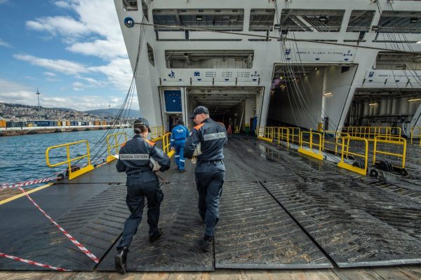Controlli della Guardia Costiera a bordo di una nave