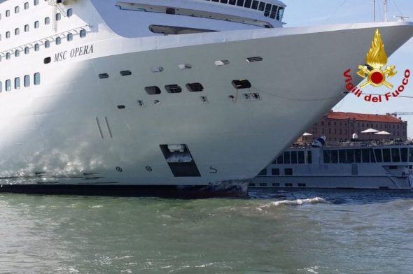 La prua di Msc Opera dopo la collisione