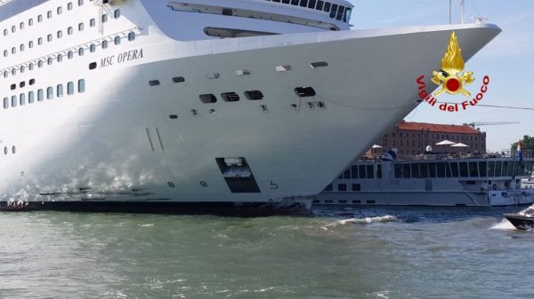 La prua di Msc Opera dopo la collisione
