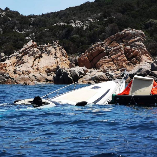 Lo yacht affondato nel Golfo del Pevero, a Porto Cervo
