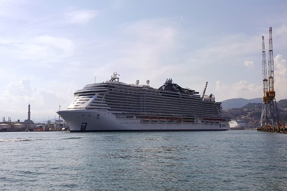 Msc Seaview in manovra nel porto di Genova