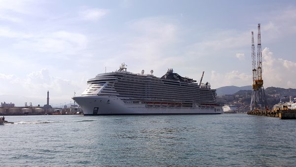 Msc Seaview in manovra nel porto di Genova