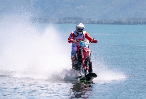 Luca Colombo durante il record mondiale di velocità su acqua dolce