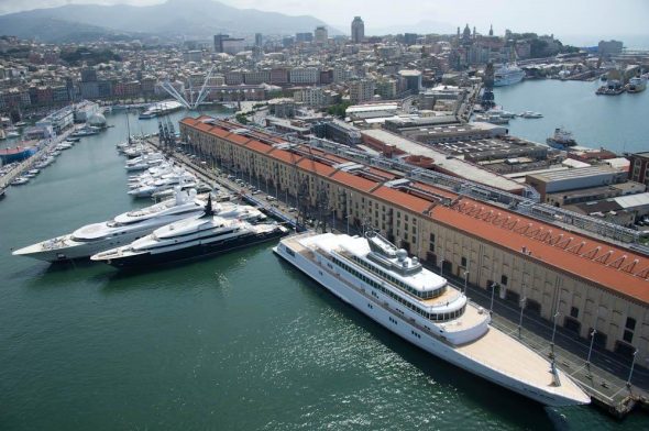 Maxi yacht a Genova