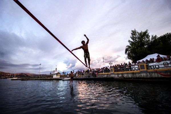 Thiago Oliveira in una delle sue performance sospese sull'acqua che sarà ospite al Posidonia Green Festival