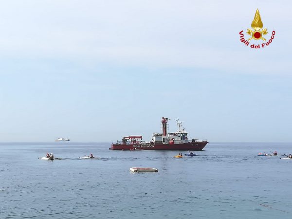 Il recupero del delfino spiaggiato a Priaruggia