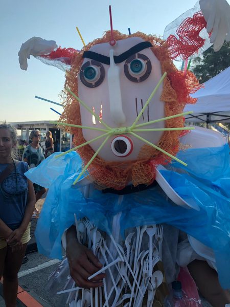 il mostro di plastica che ha inaugurato il Posidonia Green Festival