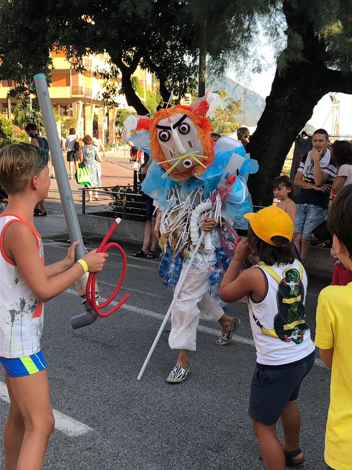 il mostro di plastica con i bambini divertiti 