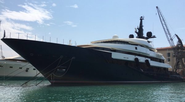 Il "Seven Seas" ormeggiato al Porto Antico di Genova (Foto Liguria Nautica)