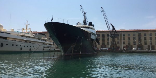 Il "Seven Seas" ormeggiato al Porto Antico di Genova (Foto Liguria Nautica)