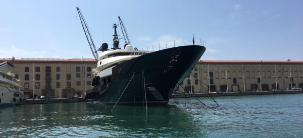 Il "Seven Seas" ormeggiato al Porto Antico di Genova (Foto Liguria Nautica)