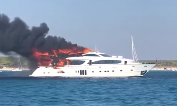 Lo yacht D'Angleterre in fiamme
