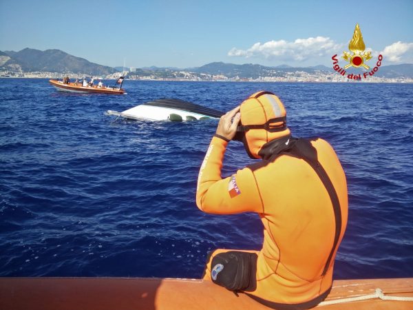 L'intervento dei Vigili del fuoco per la barca rovesciata