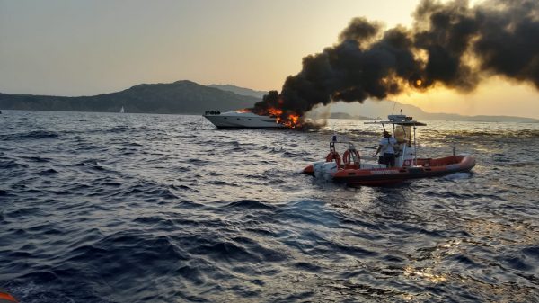 Porto Cervo, yacht prende fuoco e affonda. Arrivava da Camogli