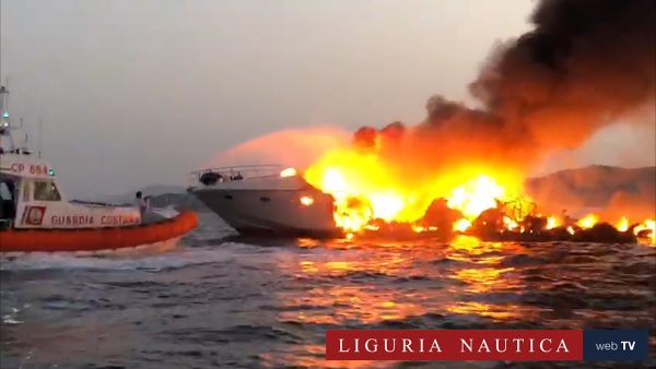 Lo yacht in fiamme a Porto Cervo