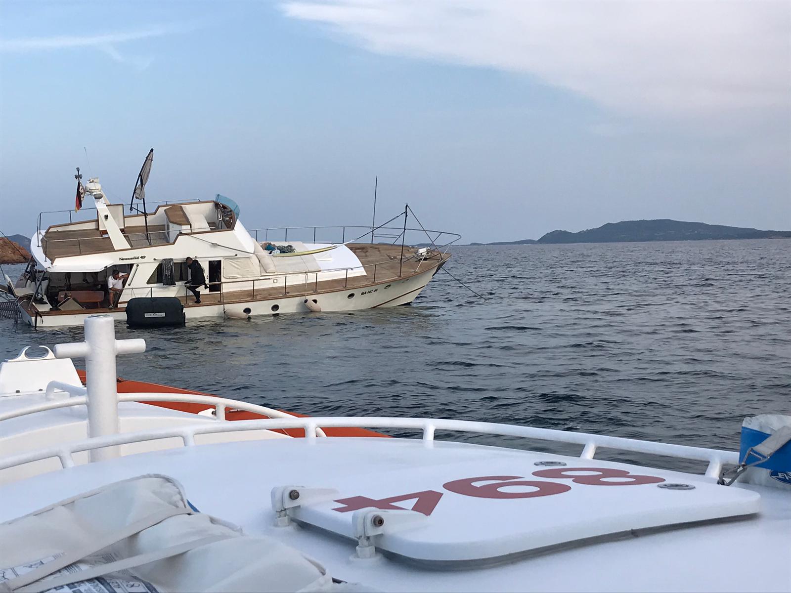 Lo yacht incagliato a Tavolara