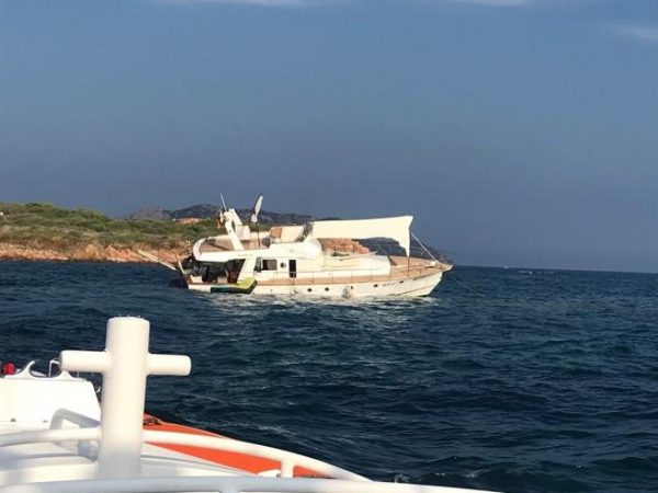 Lo yacht incagliato a Tavolara