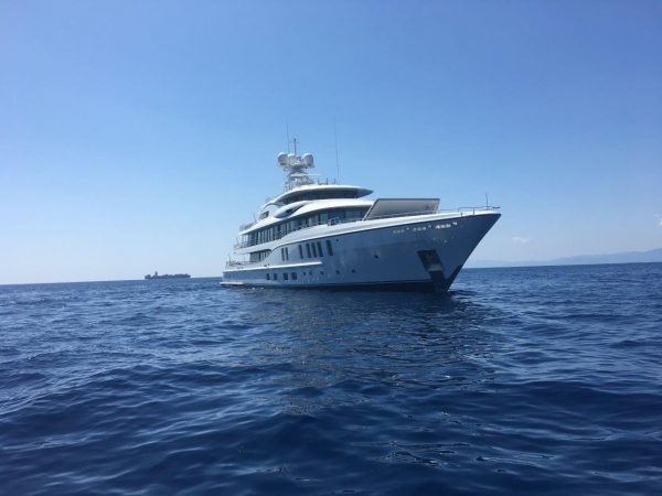 Il m/y Plvs Ultra a Sori. Le foto esclusive di LN