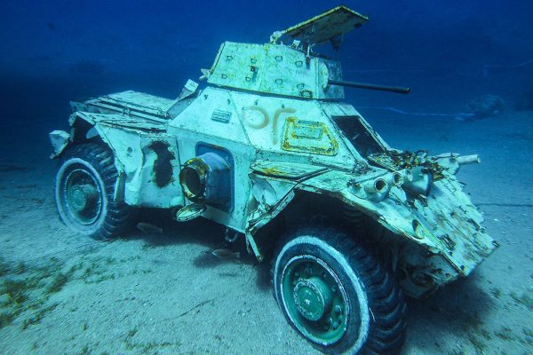 Carri armati, cannoni e aerei da combattimento affondati per realizzare un enorme parco acquatico nel Mar Rosso
