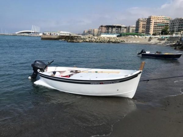 Il gozzo "Cinqueterre" della Motonautica Cuneo di fronte alla Foce