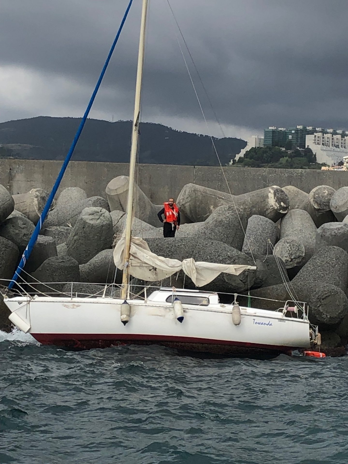 La barca a vela incagliata a Pegli