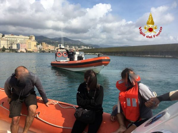 I soccorsi agli occupanti della barca a vela