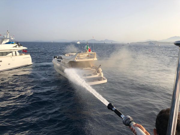 Il megayacht Baraka soccorre imbarcazione in fiamme