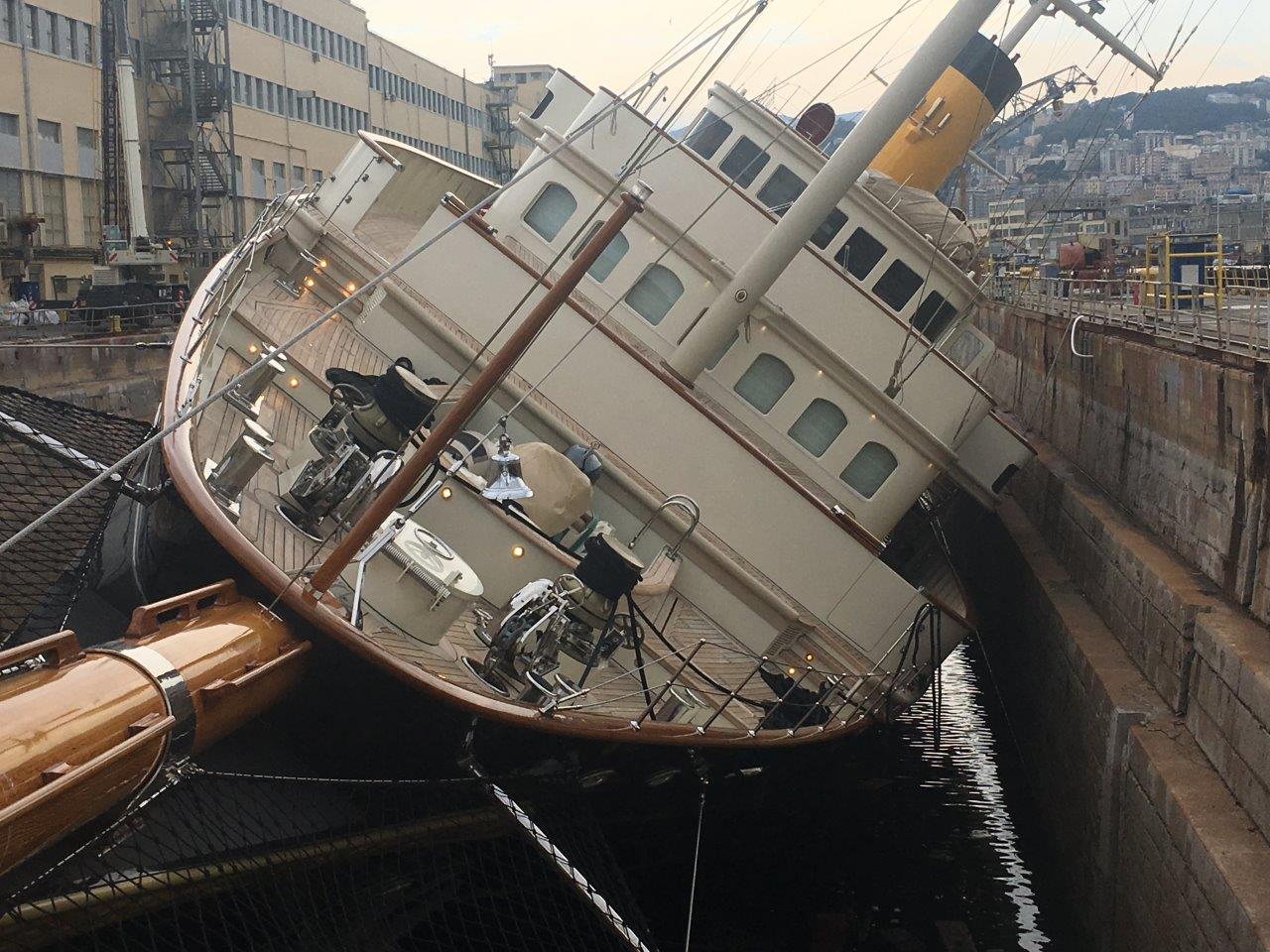 Lo yacht Nero rovesciato al bacino 1 di Molo Giano