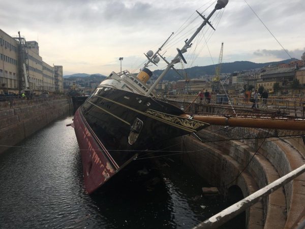 Mega yacht di 90 metri si rovescia in bacino: 5 feriti nel porto di Genova – Foto esclusive