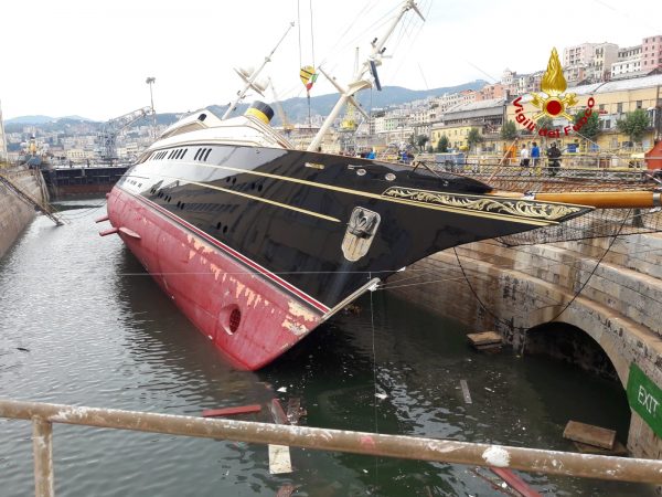 Genova, megayacht si inclina in bacino
