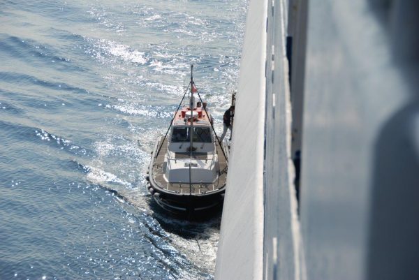 Un pilota sale a bordo di una nave