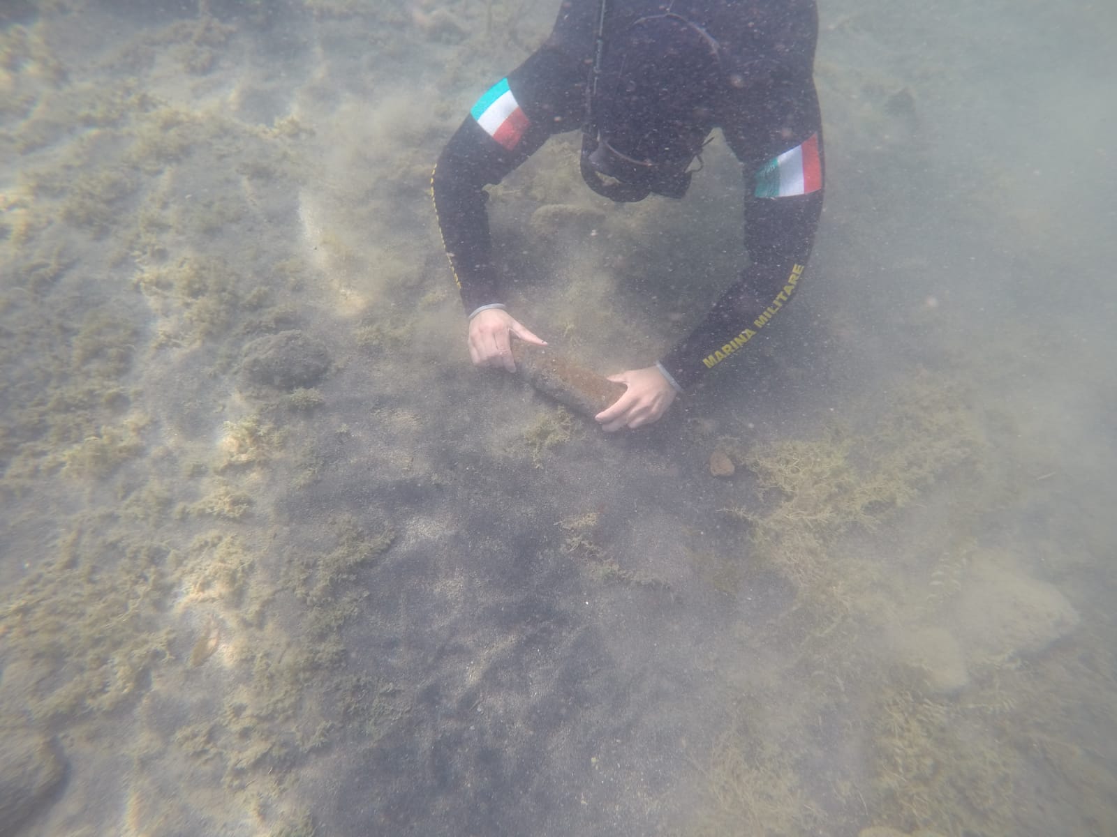 Un sub in azione sul fondale del lago di Bracciano