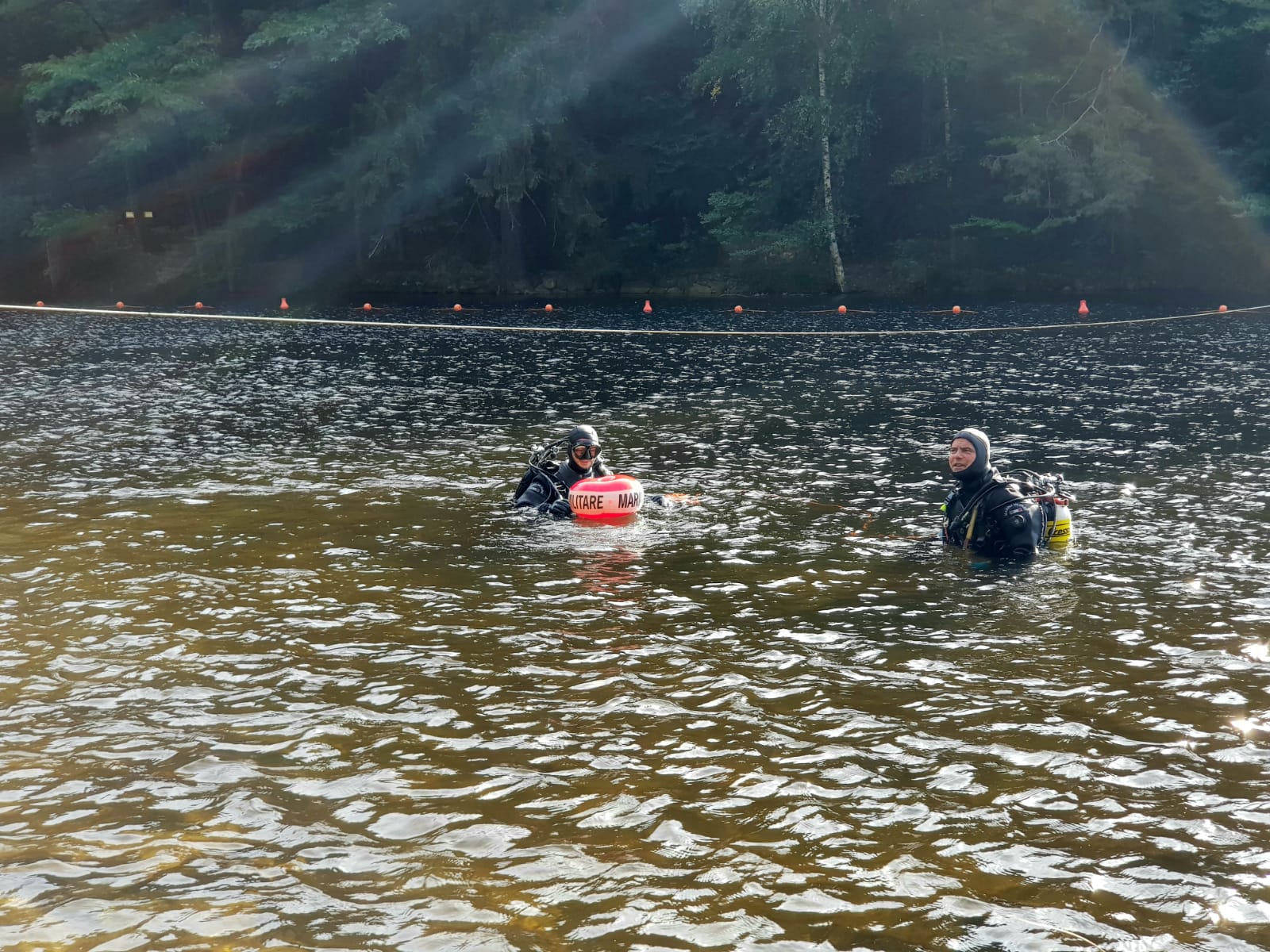 I subacquei militari si preparano ad immergersi nel lago di Varna 