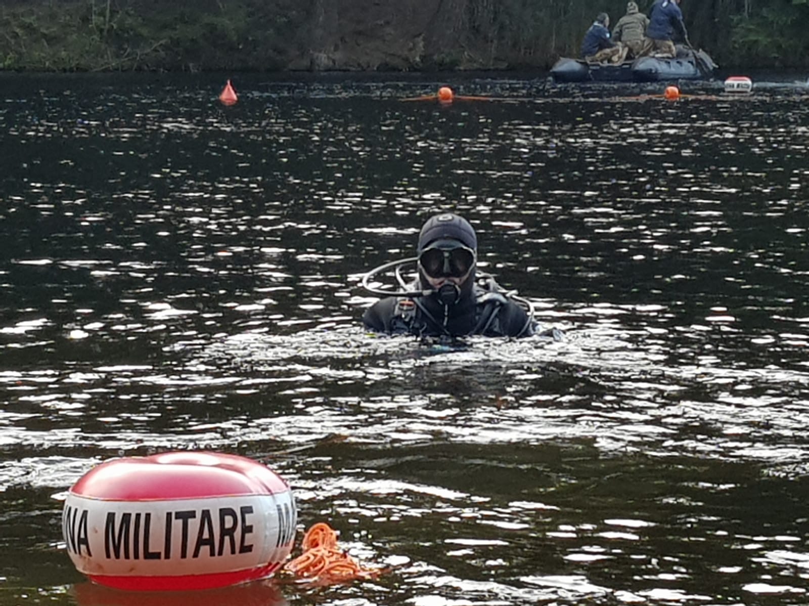 Un sub della marina Militare si immerge nel lago di Varna