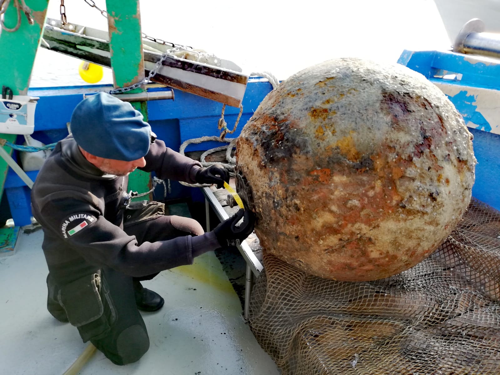 Un artificiere esamina la mina recuperata nelle acque di Bari