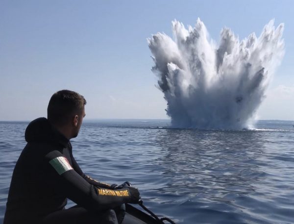 Un mare di bombe. Ogni anno i palombari della Marina Militare disinnescano decine di migliaia di ordigni esplosivi abbandonati nelle nostre acque