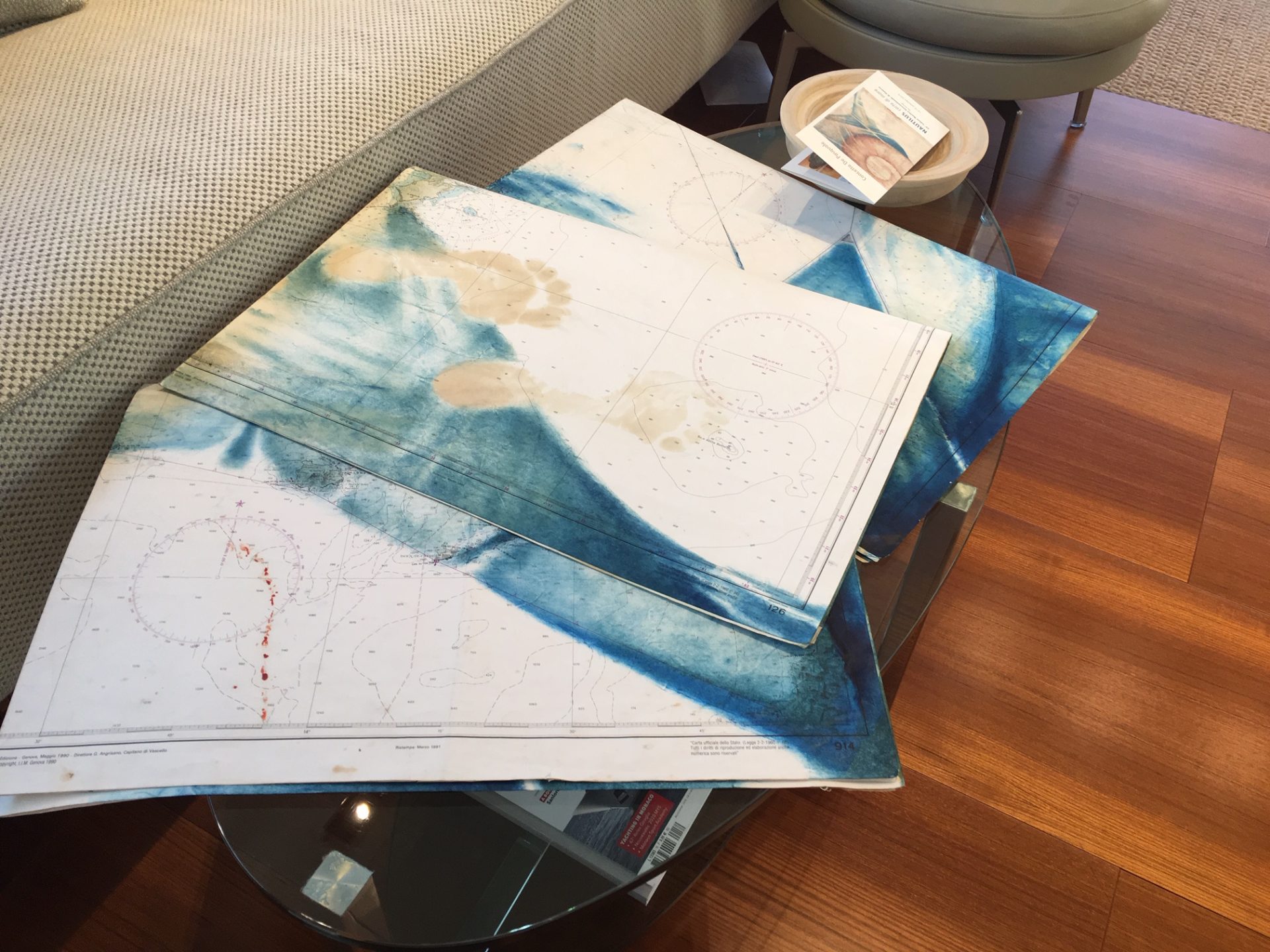 dipinti su carte nautiche