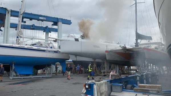 Il principio di incendio a bordo della barca, nel porto di Lavagna