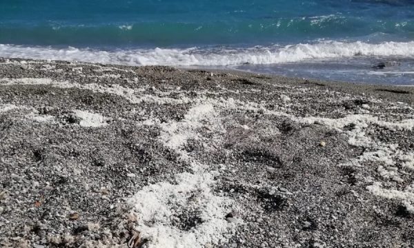 La spiaggia di Finale Ligure invasa da una sostanza bianca