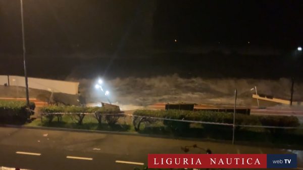 Vado Ligure: la passeggiata distrutta dalle onde