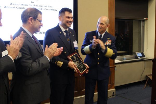 La premiazione del comandante Pietro Sinisi