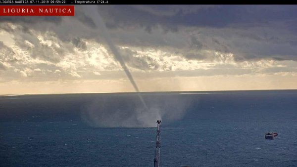 Le trombe marine riprese dalle webcam di LN