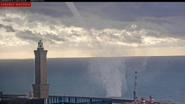 Trombe marine lambiscono il porto di Genova. Spettacolo della natura ma senza alcun danno
